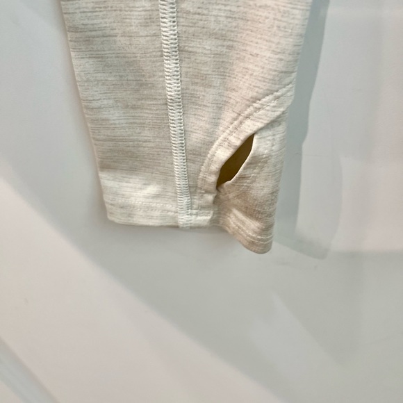 Long Sleeve Under Armour Yoga Jacket-  Size Small- Crème Color - Picture 8 of 8